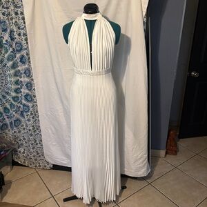 Chic White Backless Pleated Dress